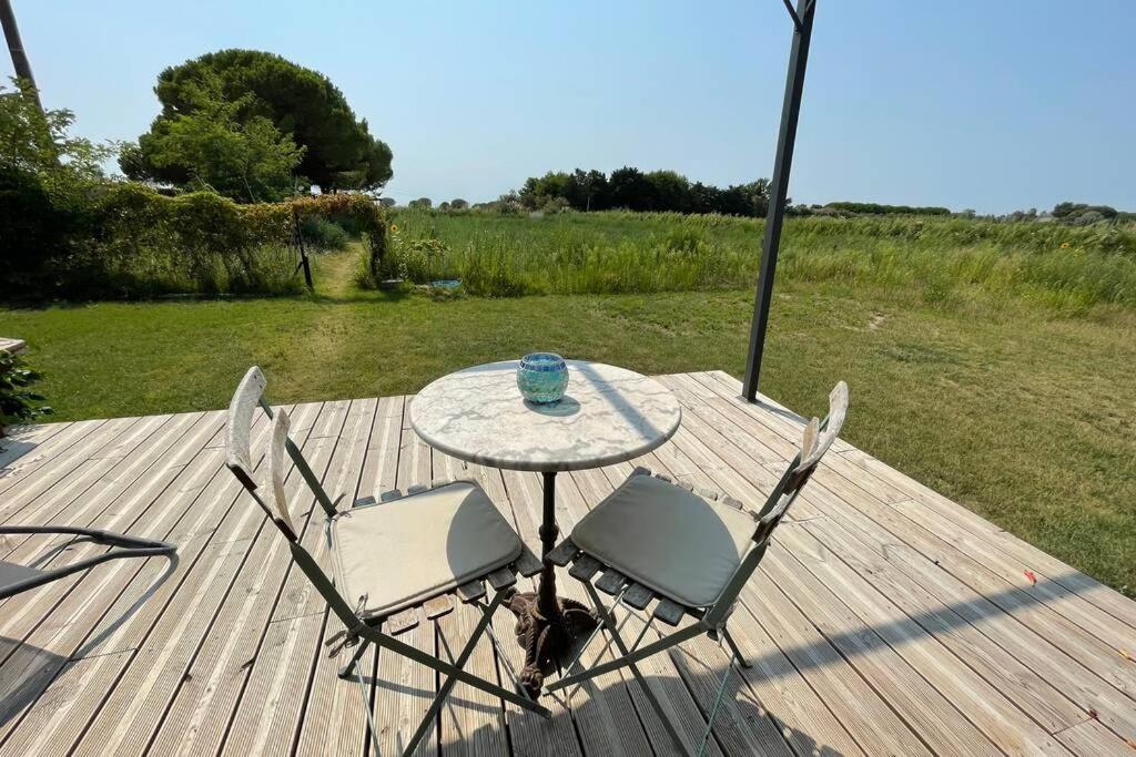 séjour insolite et écologique dans une Tiny house Aigues-Mortes Exterior foto