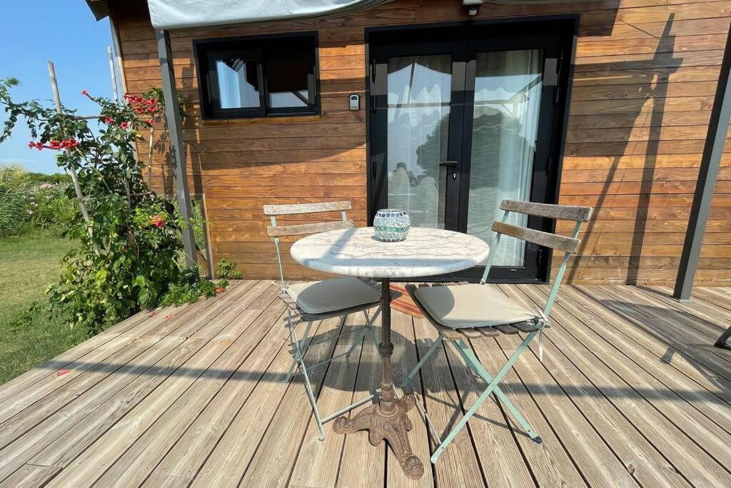 séjour insolite et écologique dans une Tiny house Aigues-Mortes Exterior foto